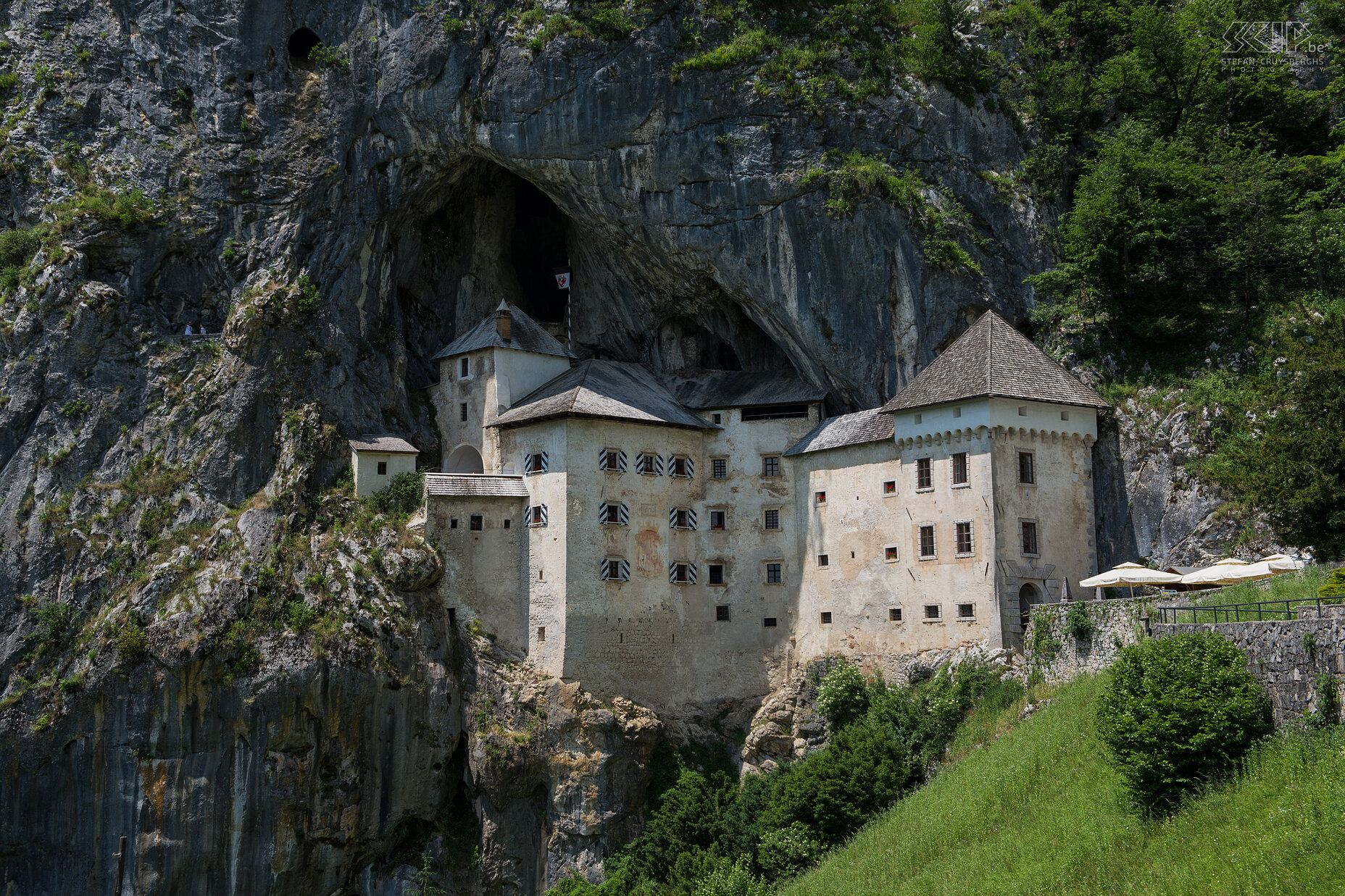 Predjama - Kasteel De indrukwekkende en boeiende grotburcht van Predjama (Grad Predjama). Stefan Cruysberghs